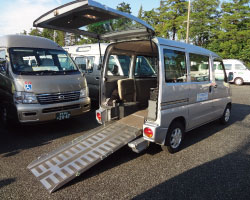 スロープ付き車イス車両
